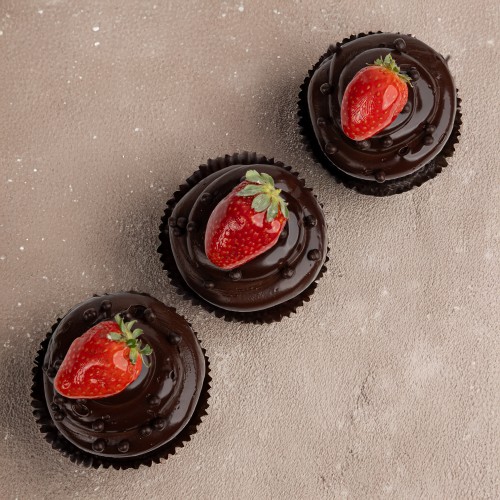Çilekli Bitter Çikolatalı Cupcake
